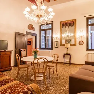 https://fenice-backstage-over-canal.hotelinveneto.com